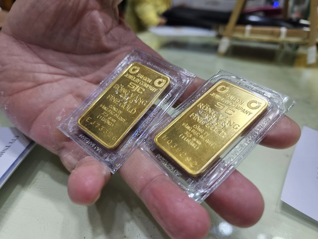 Giá vàng SJC tiếp tục tăng mạnh lên gần 77 triệu đồng/lượng - Ảnh 1.