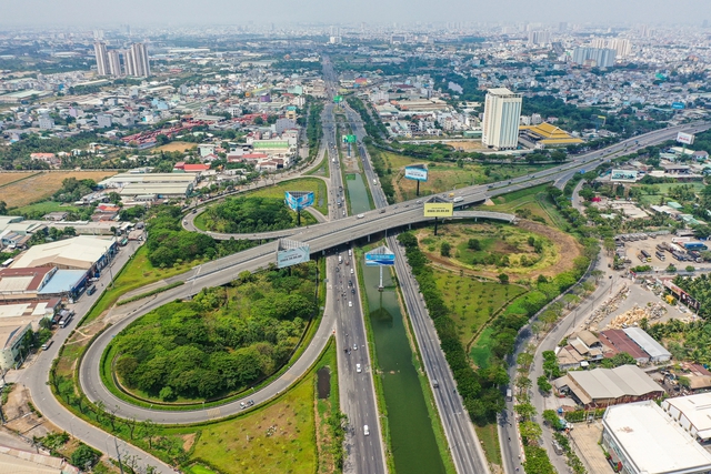 Huyện đông dân nhất Việt Nam không còn hộ nghèo, thu ngân sách ngang một tỉnh, sắp lên thành phố năm 2025 - Ảnh 1.