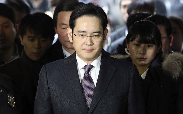 40 giám đốc điều hành của Samsung được triệu tập họp để cùng xem 1 đoạn video, chủ tịch Lee Jae-yong đưa ra lời kêu gọi khẩn cấp về tương lai công ty
