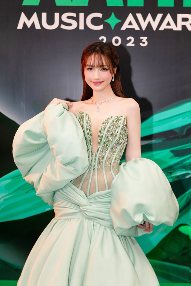 Nữ ca sĩ đeo trang sức trị giá gần nửa tỷ lên nhận giải thưởng Làn sóng xanh 2023 gây sốt - Ảnh 2.
