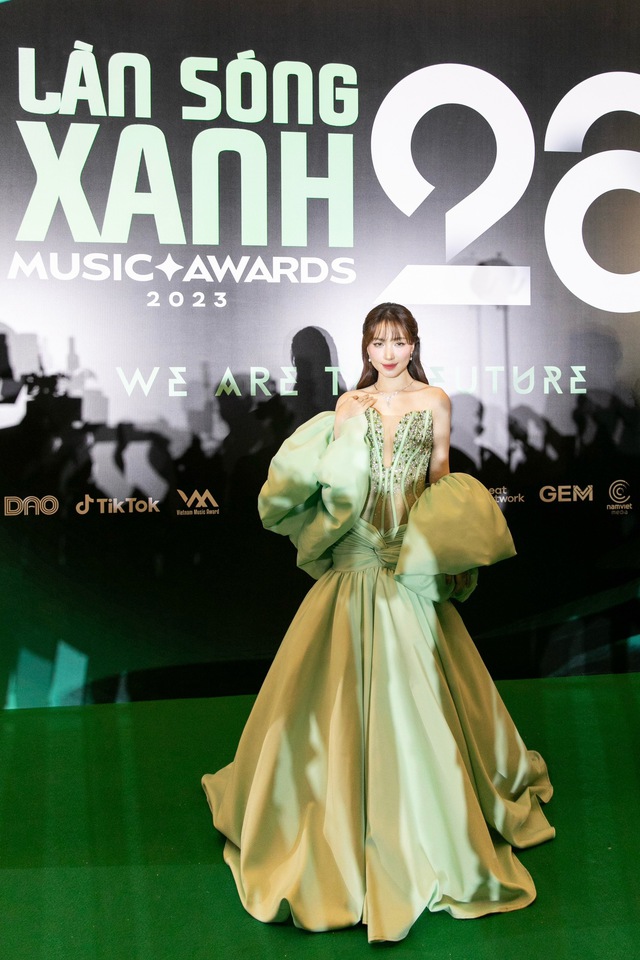 Nữ ca sĩ đeo trang sức trị giá gần nửa tỷ lên nhận giải thưởng Làn sóng xanh 2023 gây sốt - Ảnh 1.