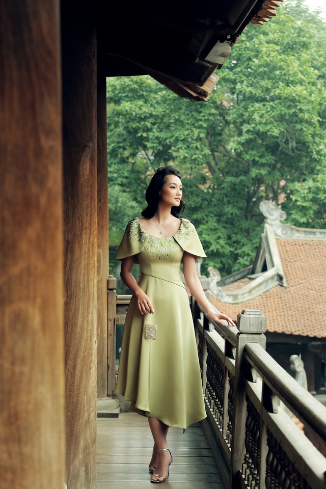 Siêu mẫu châu Á Quỳnh Anh đẹp đài các trong BST thời trang cao cấp lấy cảm hứng Hà Nội của NTK Xuân Lê - Ảnh 3.