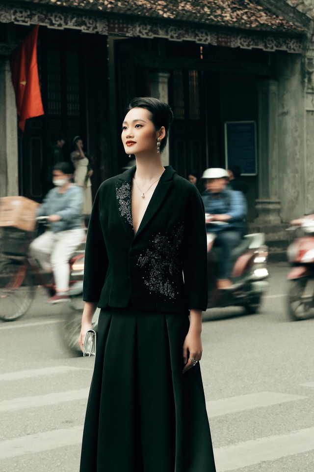 Siêu mẫu châu Á Quỳnh Anh đẹp đài các trong BST thời trang cao cấp lấy cảm hứng Hà Nội của NTK Xuân Lê - Ảnh 9.