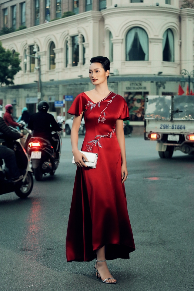 Siêu mẫu châu Á Quỳnh Anh đẹp đài các trong BST thời trang cao cấp lấy cảm hứng Hà Nội của NTK Xuân Lê - Ảnh 1.