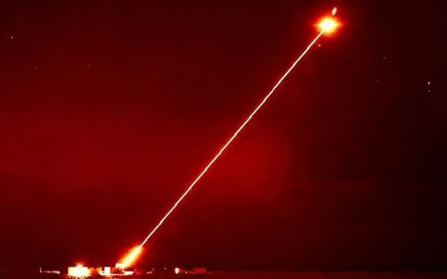 Tia laser DragonFire bắn vào mục tiêu trên không (Ảnh tín dụng: Bộ Quốc phòng Anh) Tia laser DragonFire bắn vào mục tiêu trên không (Ảnh tín dụng: Bộ Quốc phòng Anh)