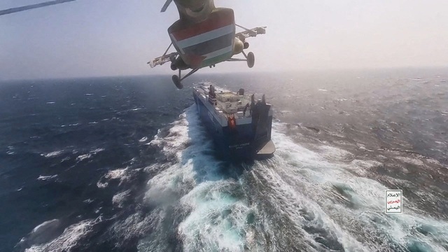 Houthi leo thang trên biển Đỏ, nhiều tàu thương mại trúng tên lửa - Ảnh 2.