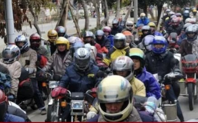 "Đội quân xe máy" về quê ở thành phố Triệu Khánh, tỉnh Quảng Đông, Trung Quốc, ngày 26/1/2011. (Ảnh: The Paper)