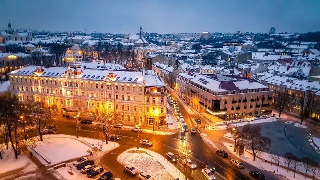 Đường phố Vilnius về đêm. (Ảnh: CNBC)