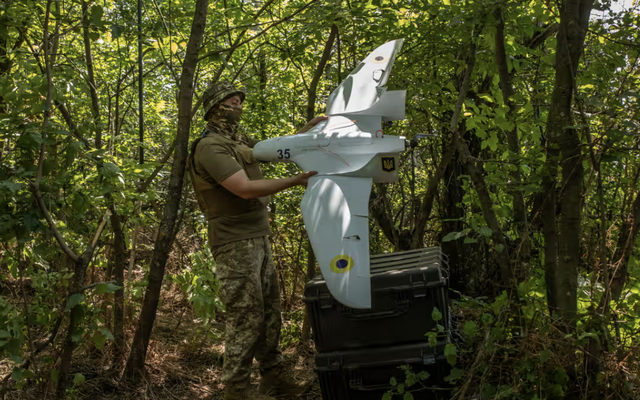 Một binh sĩ Ukraine chuẩn bị phóng máy bay không người lái gần tiền tuyến Velyka Novosilka ở khu vực Donetsk. Ảnh: The Observer