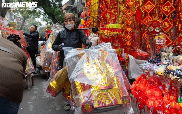 Sát ngày ông Công, ông Táo, thị trường đồ lễ ở Hà Nội nhộn nhịp khác thường