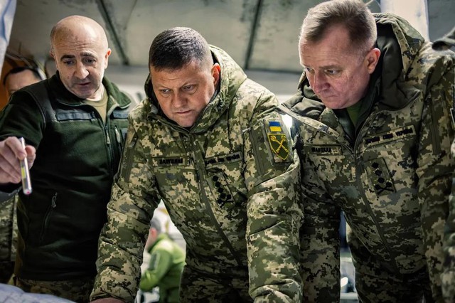 Tin đồn tổng tư lệnh Ukraine bị cách chức vẫn sôi sục - Ảnh 1.