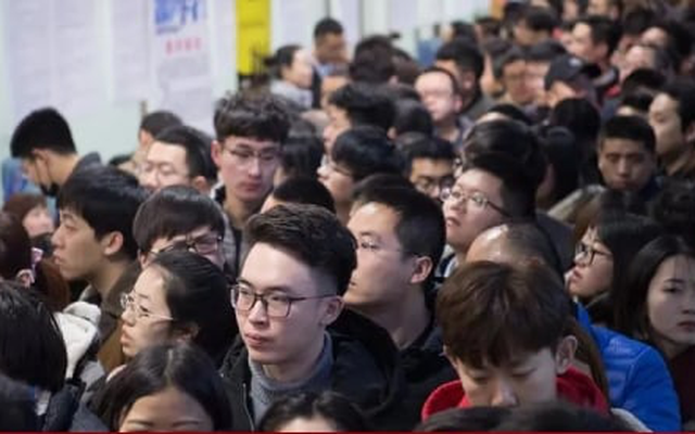 "Biển người" chen chúc trong một hội chợ việc làm ở Bắc Kinh, Trung Quốc. (Ảnh: Tân Hoa Xã)