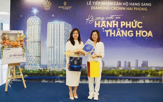 Những khách hàng đầu tiên tiếp nhận căn hộ hạng sang Diamond Crown Hai Phong
