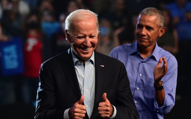 Tổng thống Mỹ Joe Biden và cựu Tổng thống Obama ở Philadelphia, Pennsylvania, ngày 5/11/2022. Ảnh: RT