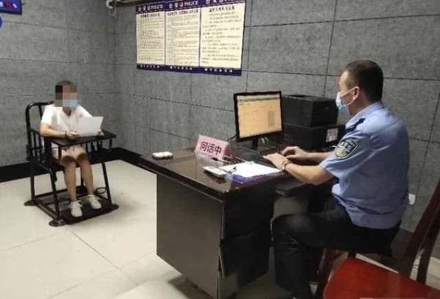 Cho người lạ mượn thẻ ngân hàng “chuyển khoản” hơn 421 triệu đồng, nữ sinh 20 tuổi bị phạt hơn 7 triệu: Khi nhận ra lỗi sai thì đã quá muộn