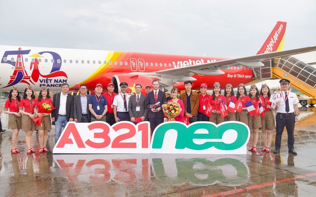 Tàu bay kỷ niệm 50 năm quan hệ ngoại giao Việt – Pháp về tới Tân Sơn Nhất Tàu bay kỷ niệm 50 năm quan hệ ngoại giao Việt – Pháp về tới Tân Sơn Nhất