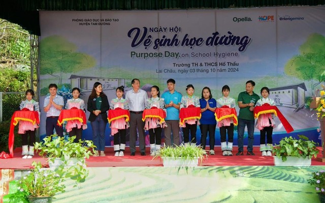 Hàng nghìn khách hàng đồng hành với Long Châu trong dự án "Vệ sinh học đường”