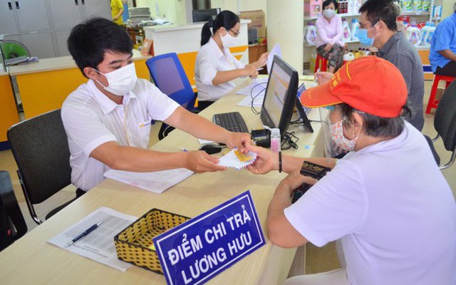 Người nhận lương hưu qua tài khoản ngân hàng bị trừ phí, muốn quay lại nhận tiền mặt