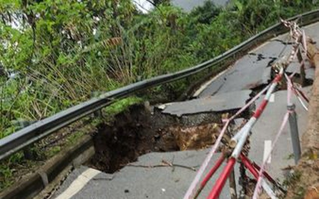 Đường lên đền Thượng Vườn Quốc gia Ba Vì xuất hiện nhiều điểm sạt lở, cấm tuyệt đối người dân qua lại