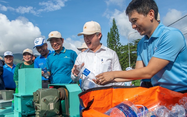 Vietnam Airlines tổ chức "Ngày hội Côn Đảo Xanh", chung tay vì đảo xanh, biển sạch