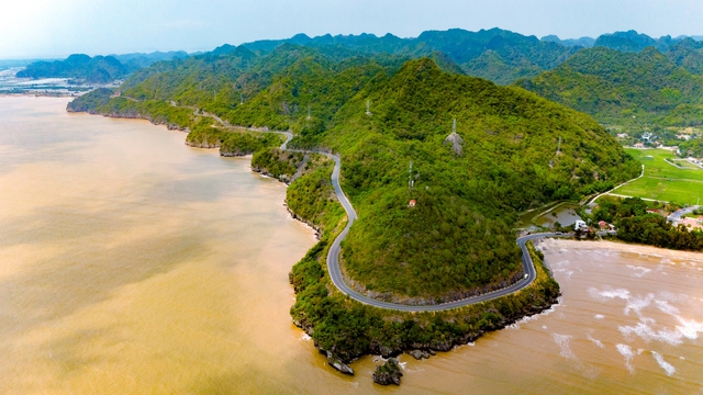 "Con đường nghìn tỷ" dài chỉ 20km nhưng xuyên qua cả núi, rừng và biển: Dẫn thẳng tới điểm đến hút khách hàng đầu miền Bắc- Ảnh 1.