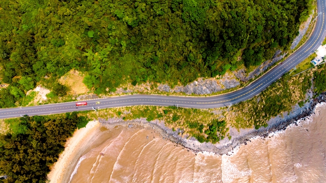 "Con đường nghìn tỷ" dài chỉ 20km nhưng xuyên qua cả núi, rừng và biển: Dẫn thẳng tới điểm đến hút khách hàng đầu miền Bắc- Ảnh 2.