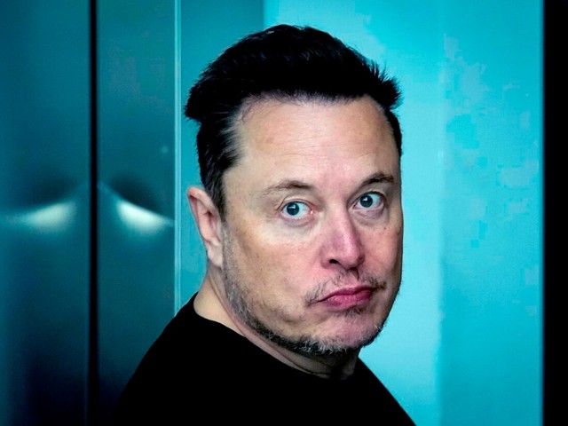 A true story that sounds like a joke: Transferring money to pay a fine of 5 million USD but to the wrong bank account, an Elon Musk company fell into a deadlock