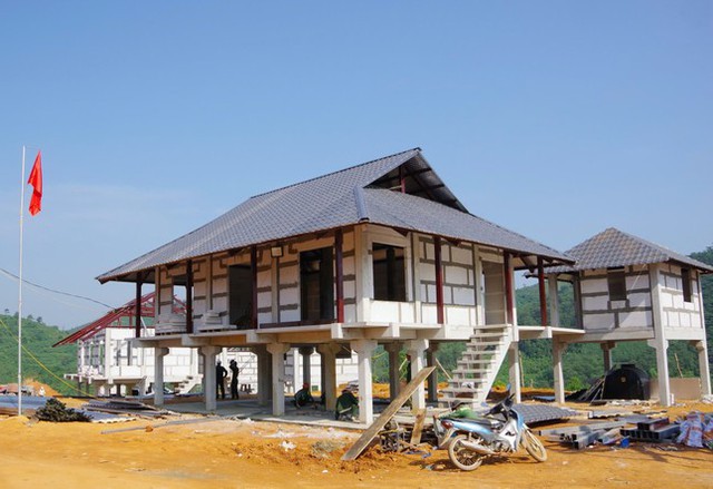 Người dân làng Nủ rưng rưng trước những căn nhà mới được dựng lên sau thảm hoạ: "Không biết mình mơ hay như nào"- Ảnh 2. Người dân làng Nủ rưng rưng trước những căn nhà mới được dựng lên sau thảm hoạ: "Không biết mình mơ hay như nào"- Ảnh 2.