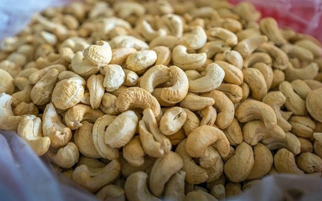 Từ đầu năm, Việt Nam đã nhập khẩu bao nhiêu hạt điều từ Campuchia, Bờ Biển Ngà, Ghana?