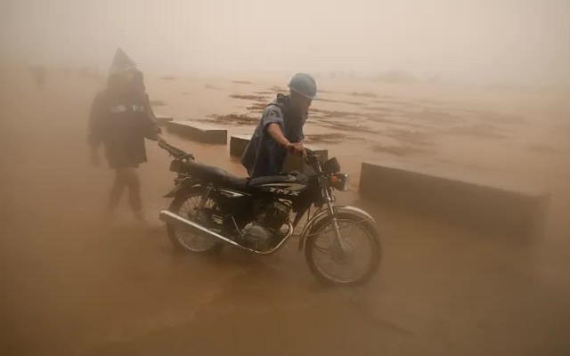 Nước sông dâng cao do mưa lớn từ bão Toraji ở thành phố Ilagan, tỉnh Isabela, miền Bắc Philippines, ngày 11/11 (Ảnh: AP))