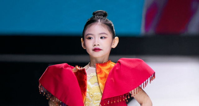 Mẫu nhí 5 tuổi An Nhiên trình diễn ấn tượng tại Vietnam International Fashion Week FW 2024