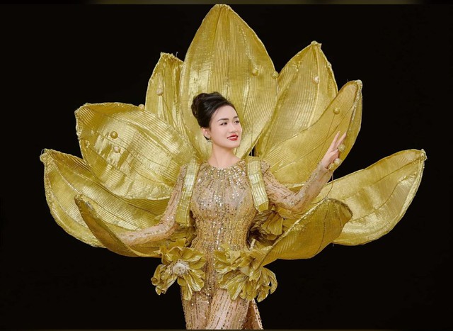 Nữ CEO Hà Thành vừa đăng quang Mrs Earth International 2024: Ấn tượng với trang phục sen vàng nặng 10kg Nữ CEO Hà Thành vừa đăng quang Mrs Earth International 2024: Ấn tượng với trang phục sen vàng nặng 10kg