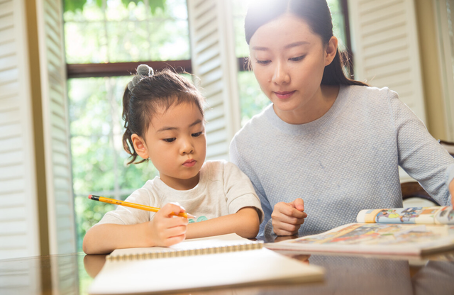 Đừng an ủi: "Làm bài không được cũng không sao”, cha mẹ thông minh sẽ nói với con 3 điều này