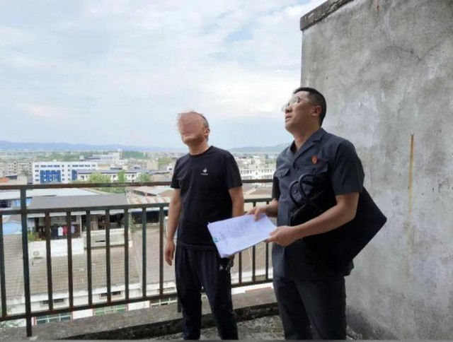 Người đàn ông mua nhà suốt 11 năm nhưng không ở, bị hàng xóm thay khóa, biến ban công thành vườn rau, tòa tuyên bố: "Ai cũng có lỗi"- Ảnh 1. Người đàn ông mua nhà suốt 11 năm nhưng không ở, bị hàng xóm thay khóa, biến ban công thành vườn rau, tòa tuyên bố: "Ai cũng có lỗi"- Ảnh 1.
