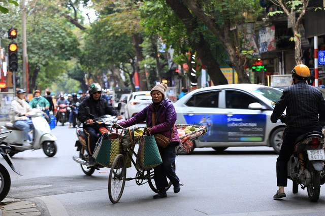 Hà Nội bước vào đợt rét đậm, người lao động vật lộn mưu sinh trong thời tiết lạnh giá 10 độ C