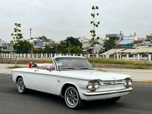 ‘Huyền thoại’ Chevrolet Corvair mui trần xuất hiện trên sàn xe cũ, người bán cho hay: ‘Xe cực hiếm, giá ngang Mẹc E’