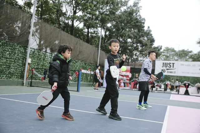 1 sự kiện độc đáo hút đông đảo dân chơi pickleball: Tràn ngập không khí lễ hội, thỏa sức chơi mà lại có quà- Ảnh 4.