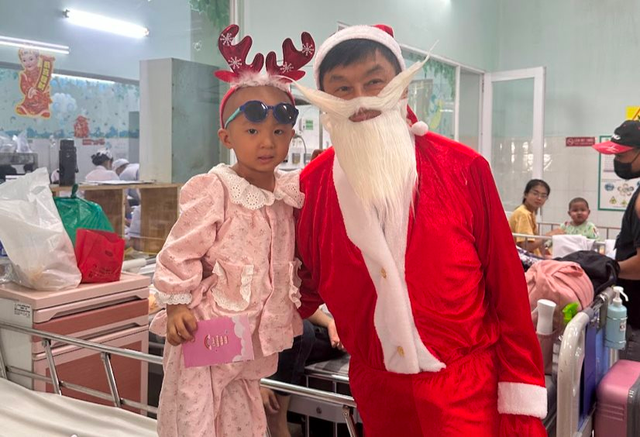 "Vua hàng hiệu" Johnathan Hạnh Nguyễn mặc đồ ông già Noel, lì xì 5 triệu/phong bao, chi 500 triệu mua thuốc cho các bé tại BV Nhi đồng 2 Tp.HCM