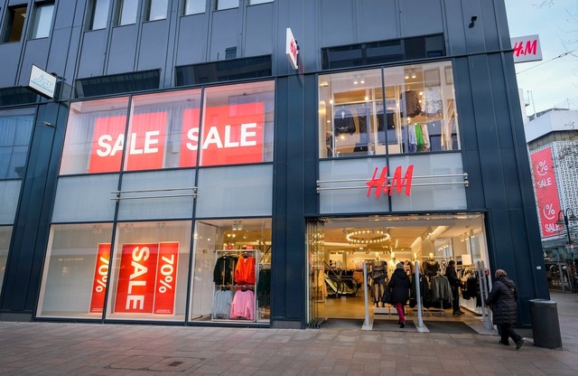 Nỗi đau của H&M: Khách hàng nói 'không yêu cũng chẳng ghét', đang tìm đủ mọi cách để giúp thương hiệu 'ngầu' trở lại