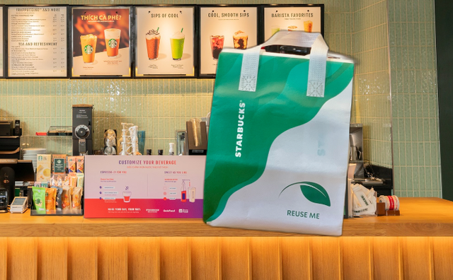 Starbucks thu phí khi khách có nhu cầu dùng túi giấy sử dụng 1 lần, tiền thu được dành cho 1 hoạt động ý nghĩa Starbucks thu phí khi khách có nhu cầu dùng túi giấy sử dụng 1 lần, tiền thu được dành cho 1 hoạt động ý nghĩa