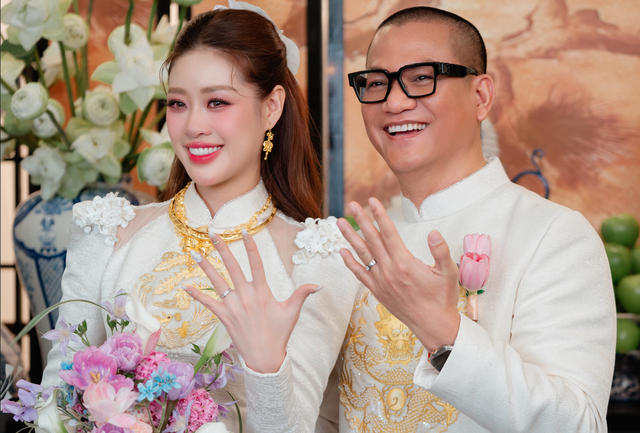 Cận cảnh bộ trang sức Vàng 24K trong lễ ăn hỏi Hoa hậu Khánh Vân: Đặc biệt thế nào mà gây ấn tượng mạnh Cận cảnh bộ trang sức Vàng 24K trong lễ ăn hỏi Hoa hậu Khánh Vân: Đặc biệt thế nào mà gây ấn tượng mạnh