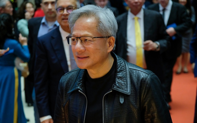 Một nhân vật đặc biệt xuất hiện tại lễ trao giải VinFuture 2024, áo da đơn giản nhưng thần thái siêu ngầu Một nhân vật đặc biệt xuất hiện tại lễ trao giải VinFuture 2024, áo da đơn giản nhưng thần thái siêu ngầu