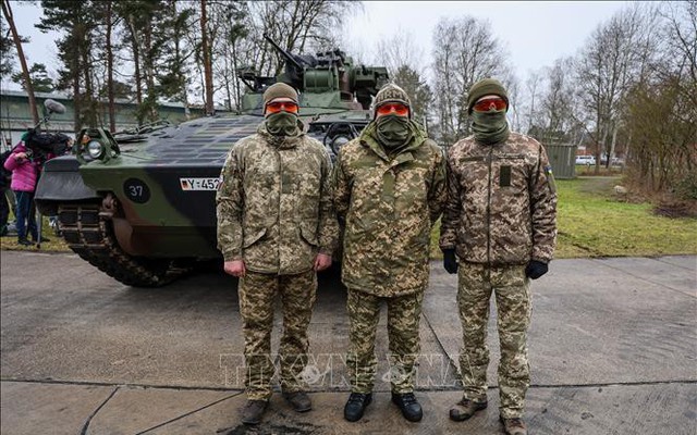 Binh sĩ Ukraine được huấn luyện sử dụng xe tăng Marder tại trung tâm huấn luyện ở Munster, miền Bắc Đức, ngày 20/2/2023. Ảnh: AFP/TTXVN