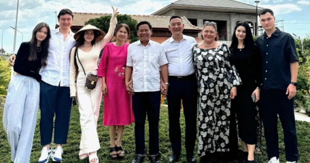 Gia đình thủ môn Lâm Tây chính thức gặp mặt gia đình Yến Xuân, hai ông "thông gia tương lai" có hành động gây chú ý