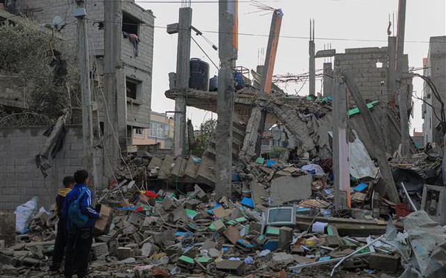 Một tòa nhà bị phá hủy sau cuộc không kích của Israel xuống Dải Gaza ngày 27/1/2024. Ảnh: THX/TTXVN