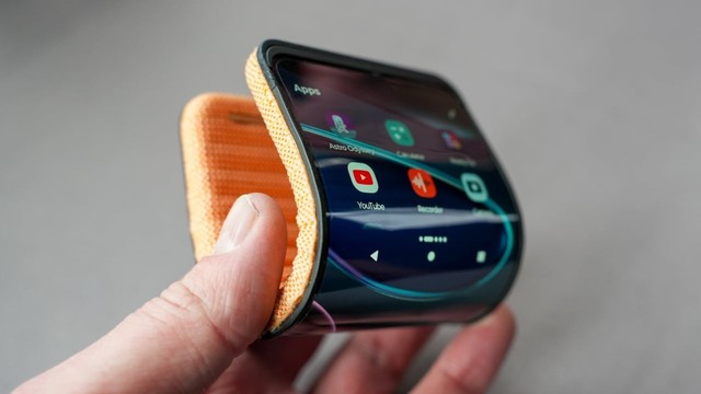 Motorola khoe ý tưởng điện thoại quấn quanh cổ tay- Ảnh 2.