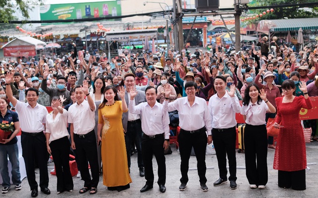 Sài Gòn Co.op đưa miễn phí 900 người dân về quê đón Tết