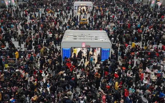 Người dân Trung Quốc hối hả về quê ăn Tết Nguyên đán trong giá rét