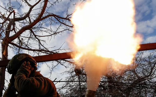 Các thành viên đơn vị đặc biệt Omega của Lực lượng Vệ binh Quốc gia Ukraine bắn súng cối về phía quân đội Nga ở thành phố tiền tuyến Avdiivka, ngày 8/11/2023. Ảnh: Reuters