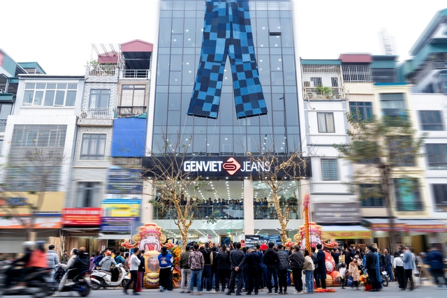 Độc lạ quần jeans khổng lồ nặng hơn 150kg do 1 thương hiệu Việt tạo ra, được treo ở 1 nơi 
